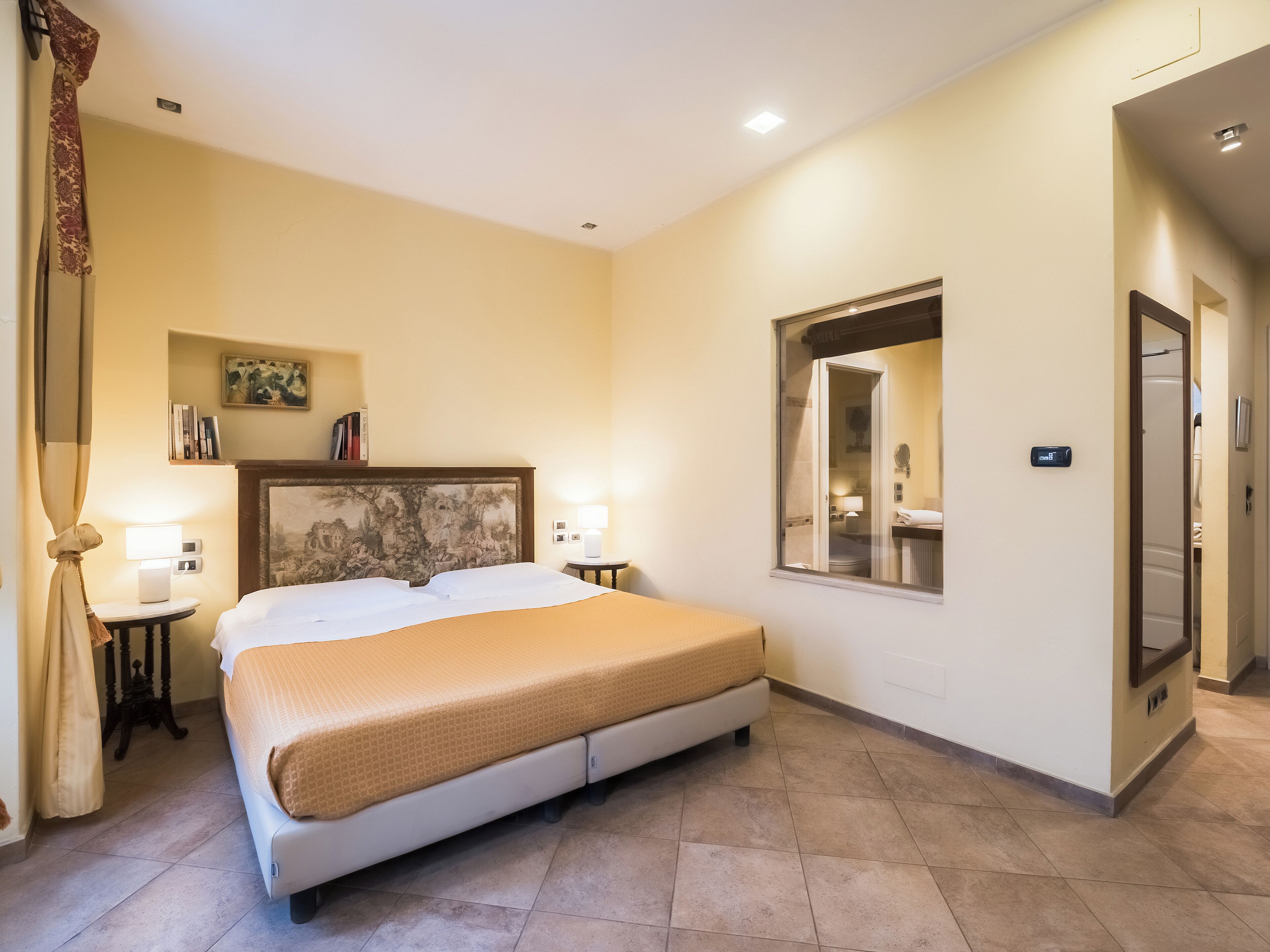 Klassieke tweepersoonskamer | Een minibar, een kluis op de kamer, een bureau, verduisterende gordijnen