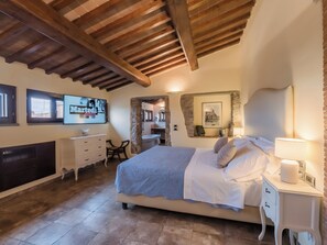 Minibar, in-room safe, desk, blackout curtains - Vogue Hotel (Arezzo)