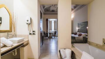 Minibar, coffres-forts dans les chambres, bureau, rideaux occultants