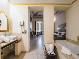 Minibar, caja fuerte, escritorio y cortinas opacas