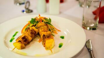 Breakfast, lunch, dinner served; international cuisine