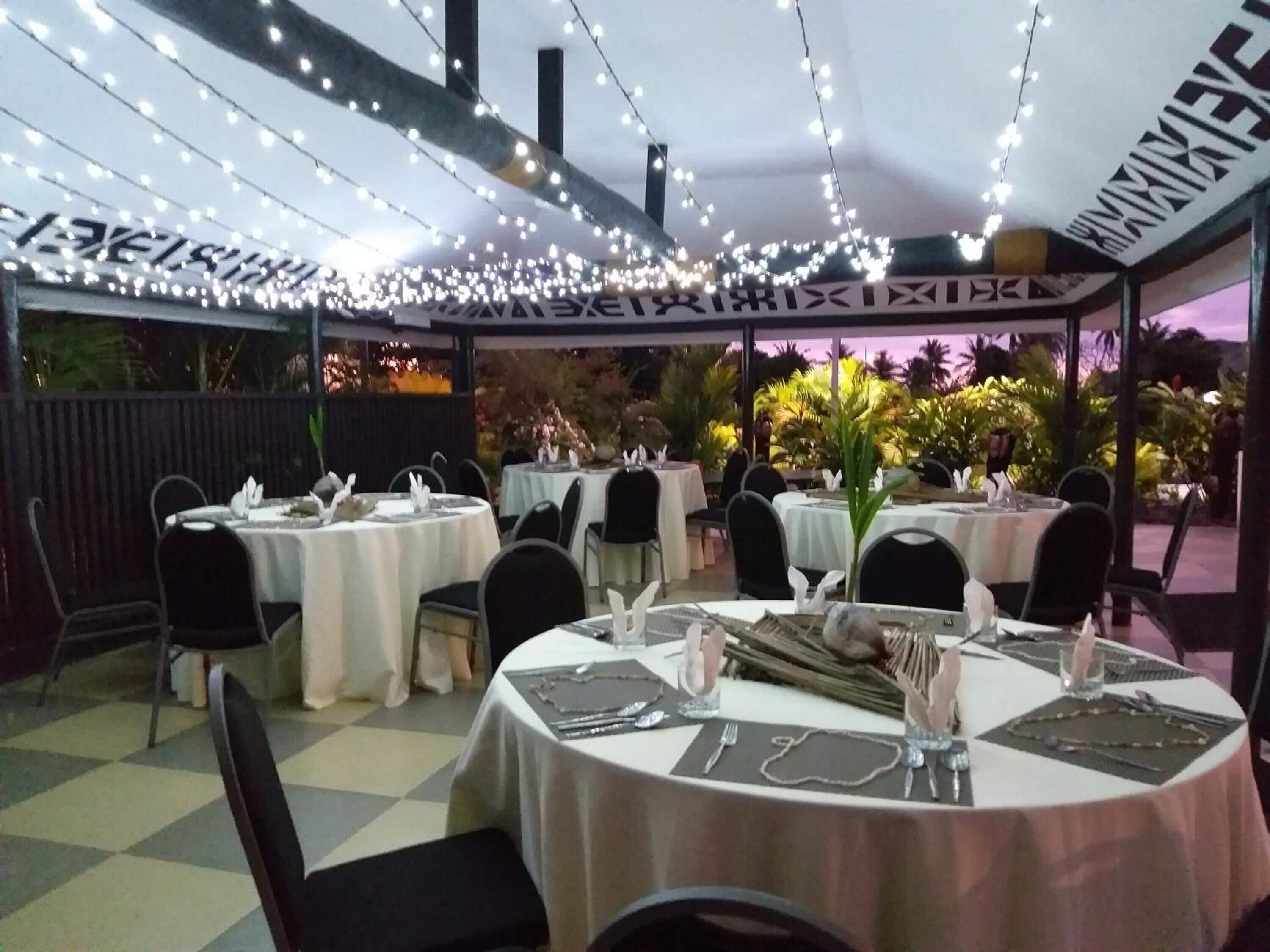 供應早餐、午餐和晚餐，國際料理