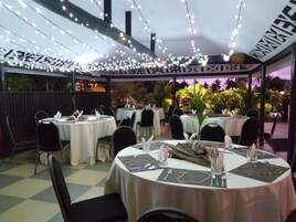 供应早餐、午餐和晚餐，国际美食