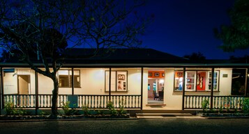 住宿正面 - 傍晚/夜晚