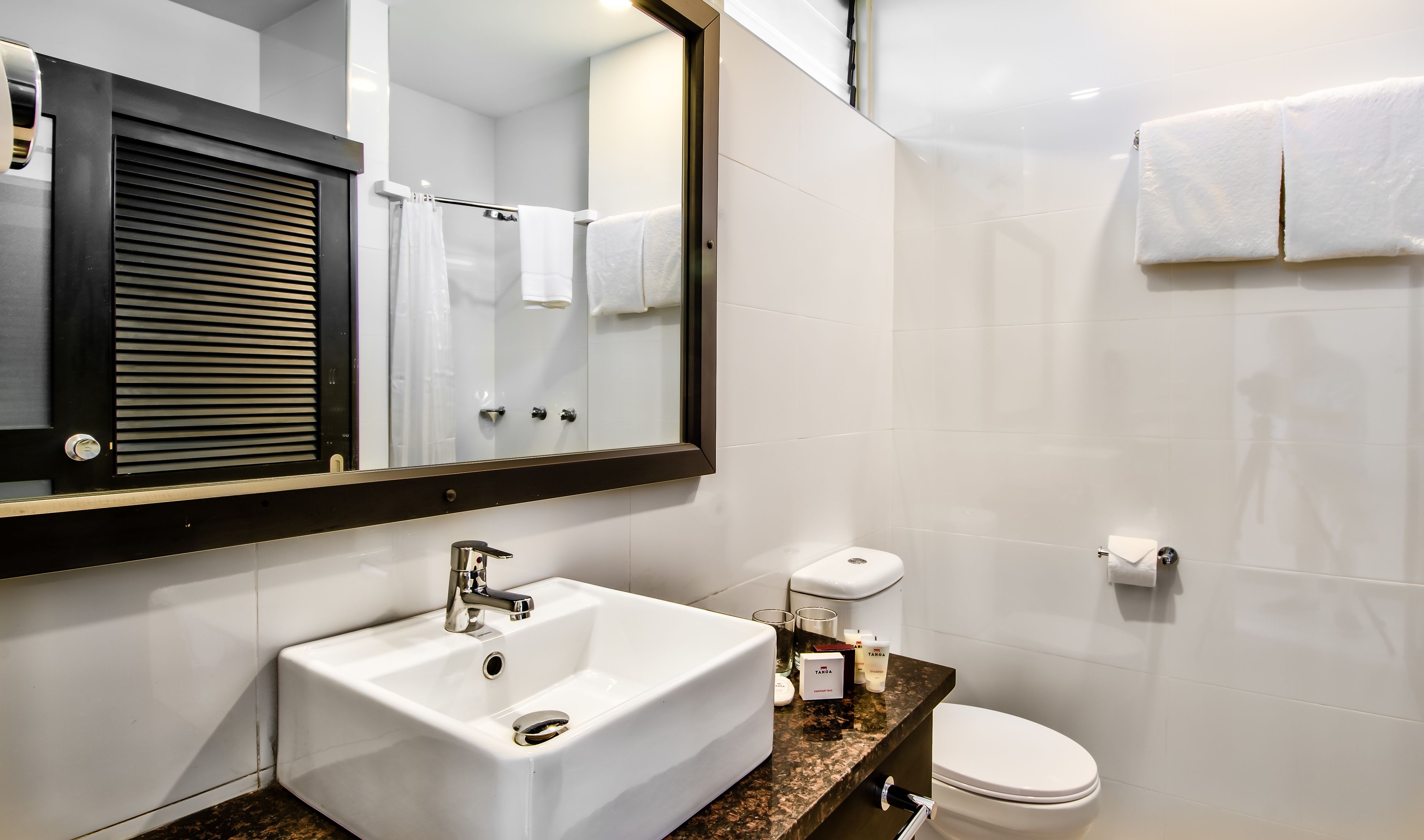 Een douche, gratis toiletartikelen, een haardroger, handdoeken