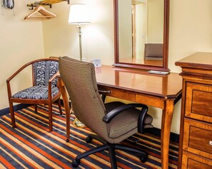 1 bedroom, premium bedding, down duvets, pillow-top beds - Econo Lodge Jefferson Hills Hwy 51 (Clairton)