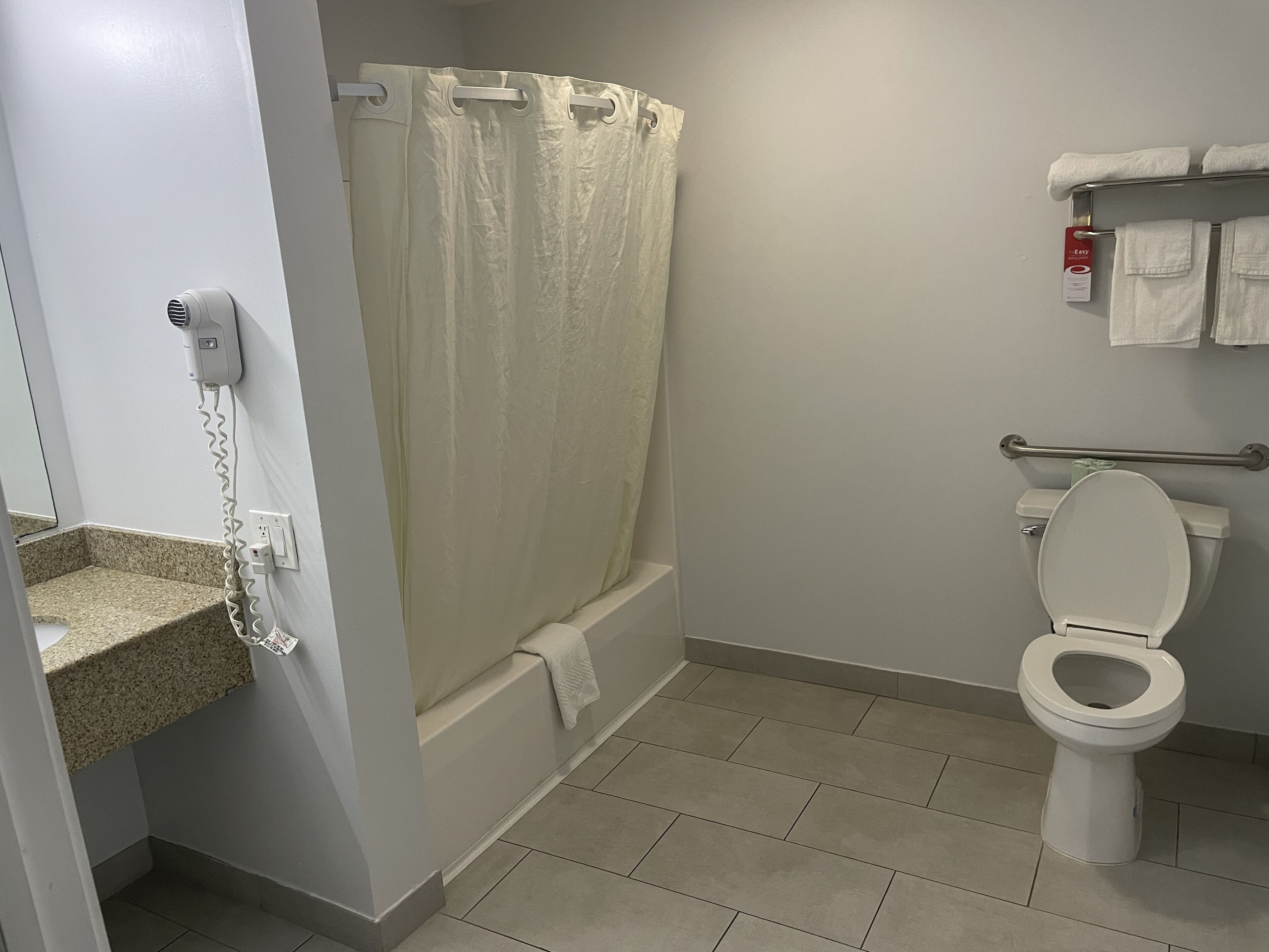 Kombinasi shower/bathtub, bathtub besar,  dan perlengkapan mandi gratis