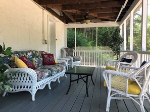 Pillow-top beds, iron/ironing board, free WiFi, bed sheets - Jackson House B&B (Railroad)