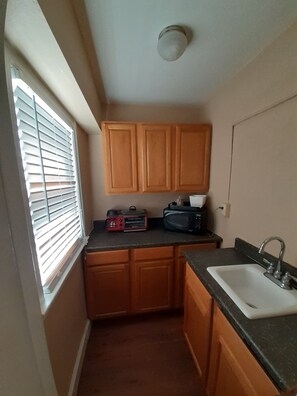 Executive Suite | Private kitchenette | Microwave, coffee/tea maker