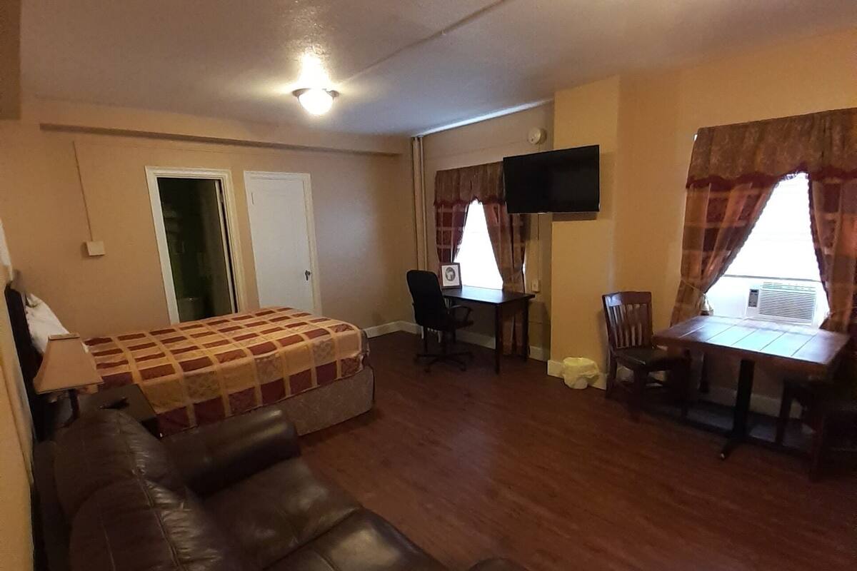 2 bedrooms, pillowtop beds, iron/ironing board, free WiFi