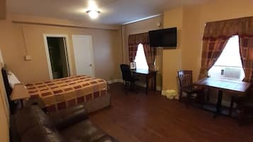 2 bedrooms, pillowtop beds, iron/ironing board, free WiFi
