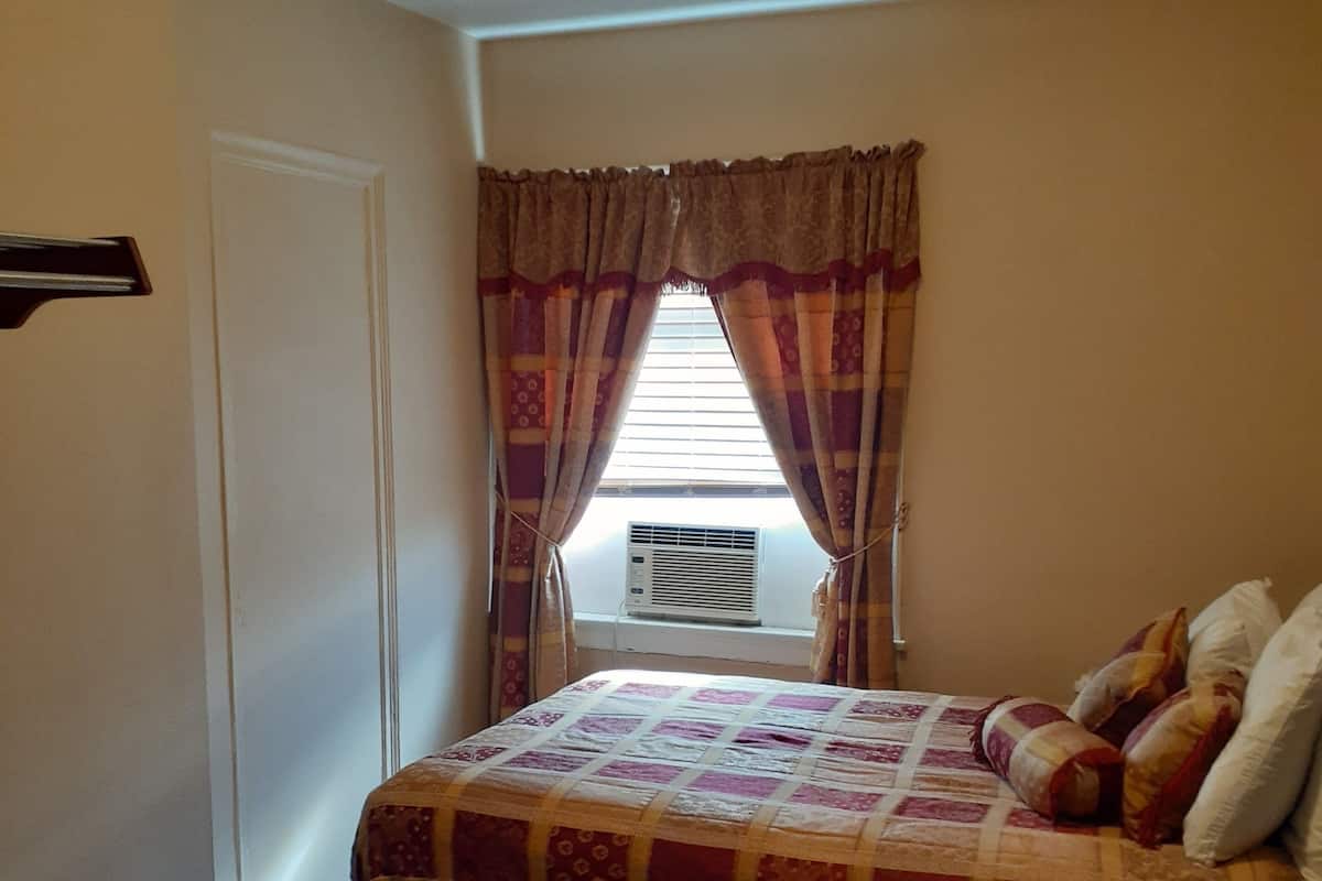 2 bedrooms, pillowtop beds, iron/ironing board, free WiFi