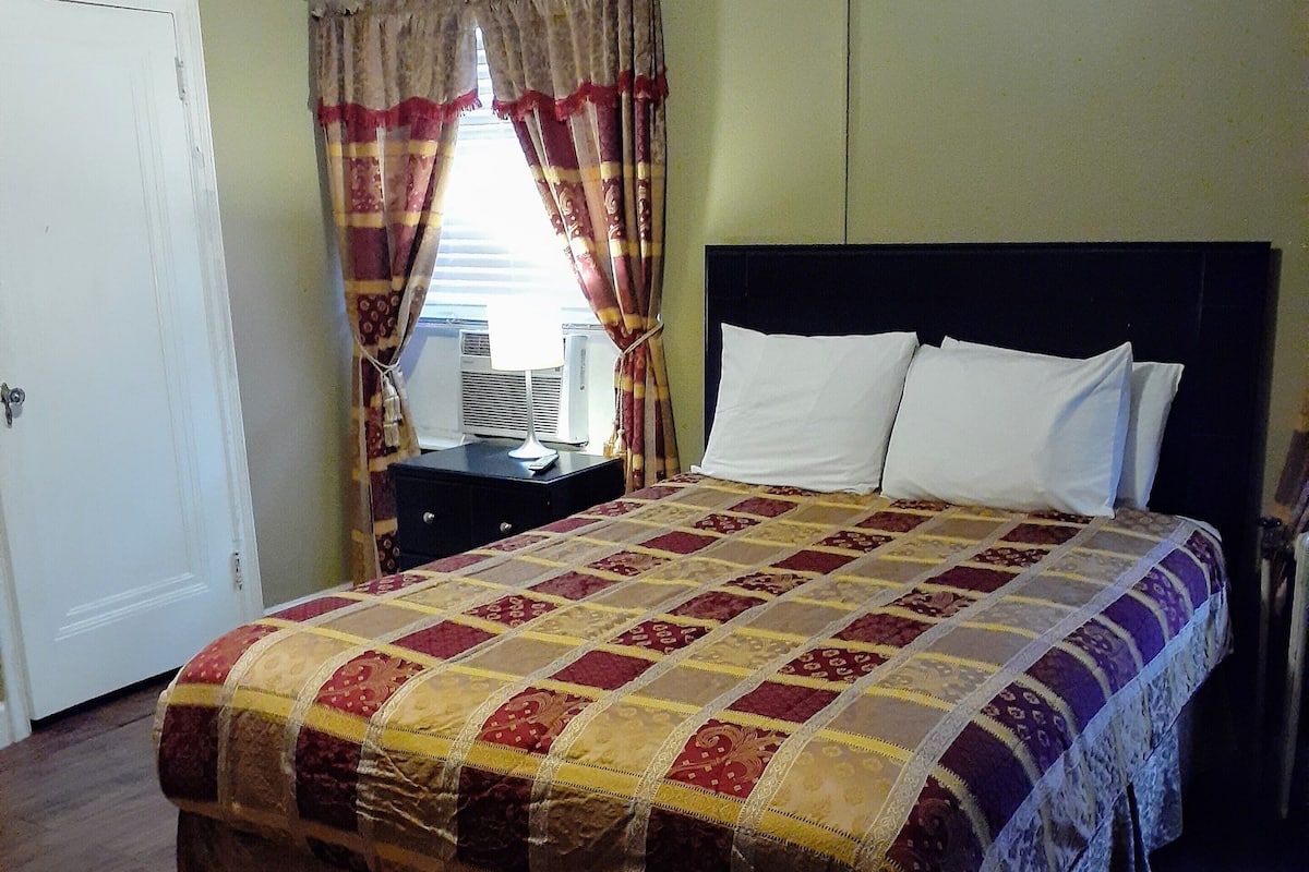 2 bedrooms, pillowtop beds, iron/ironing board, free WiFi