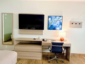 Suite, 1 King Bed, Non Smoking | In-room safe, desk, iron/ironing board, free wired internet - Quality Inn & Suites Victoria South (Victoria)