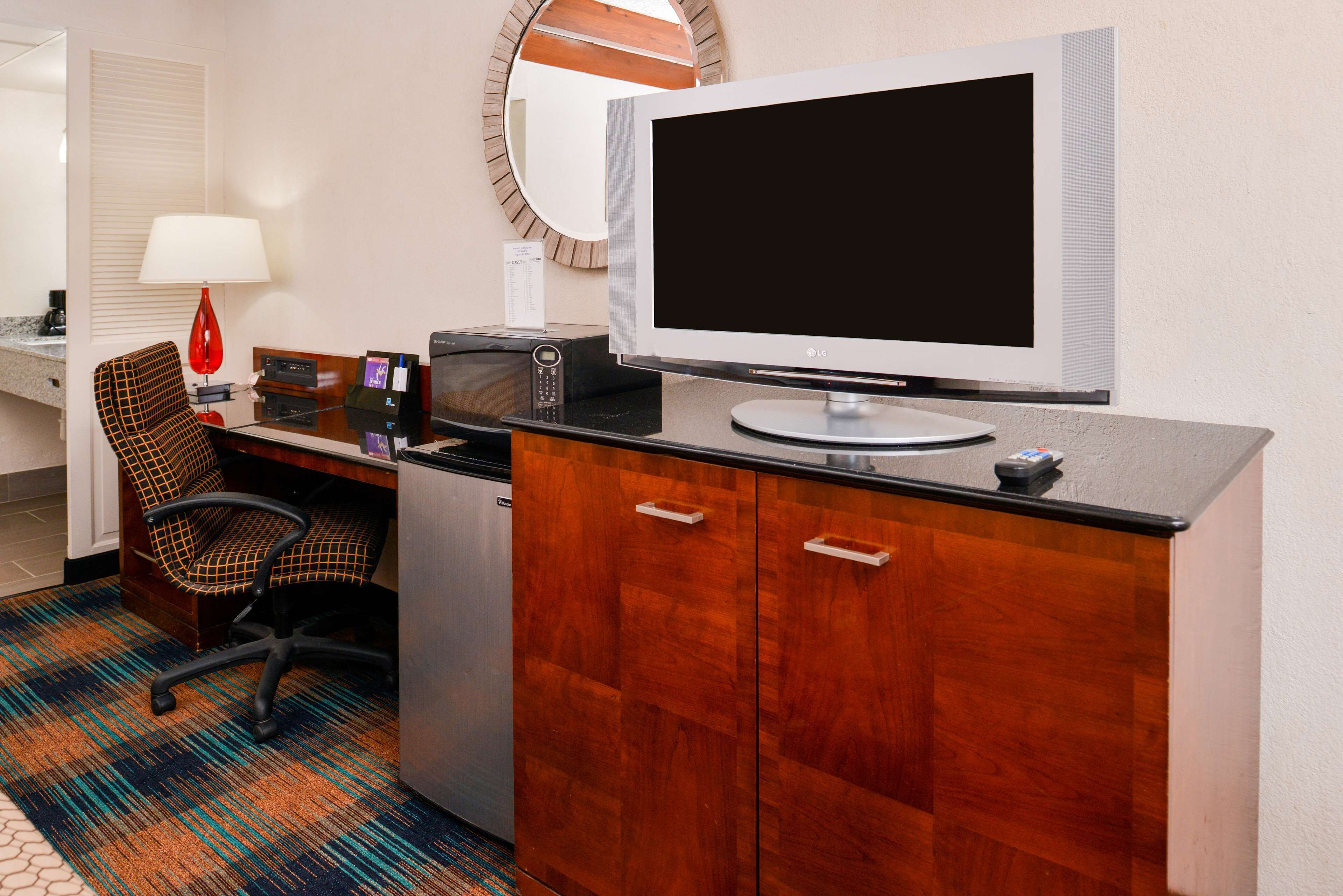 Escritorio, tabla de planchar con plancha, wifi gratis