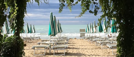 Plage privée, sable blanc, cabines gratuites, chaises longues