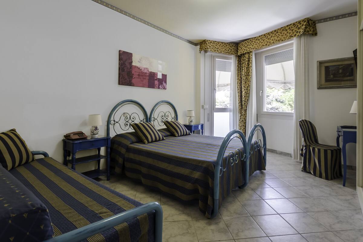 family room (2 adults + 1 child) | 1 bedroom, minibar, in-room safe, desk