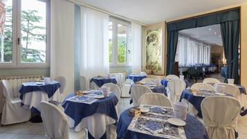Café da manhã com buffet grátis todos os dias