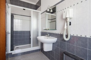Ducha, secador de pelo, pantuflas, toallas