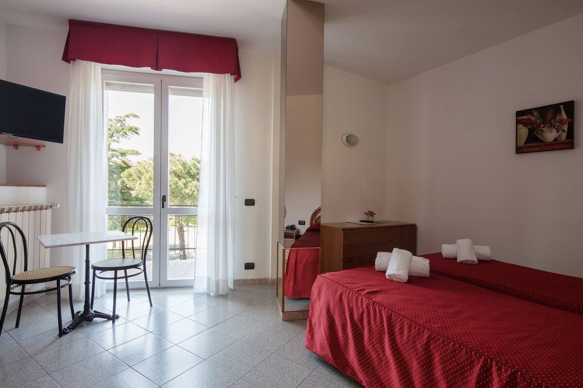 standard triple room | 1 bedroom, in-room safe, desk, blackout curtains