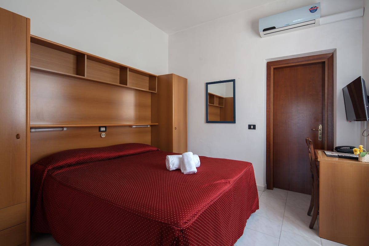 Habitación doble económica | Caja de seguridad en la habitación, escritorio y cortinas blackout
