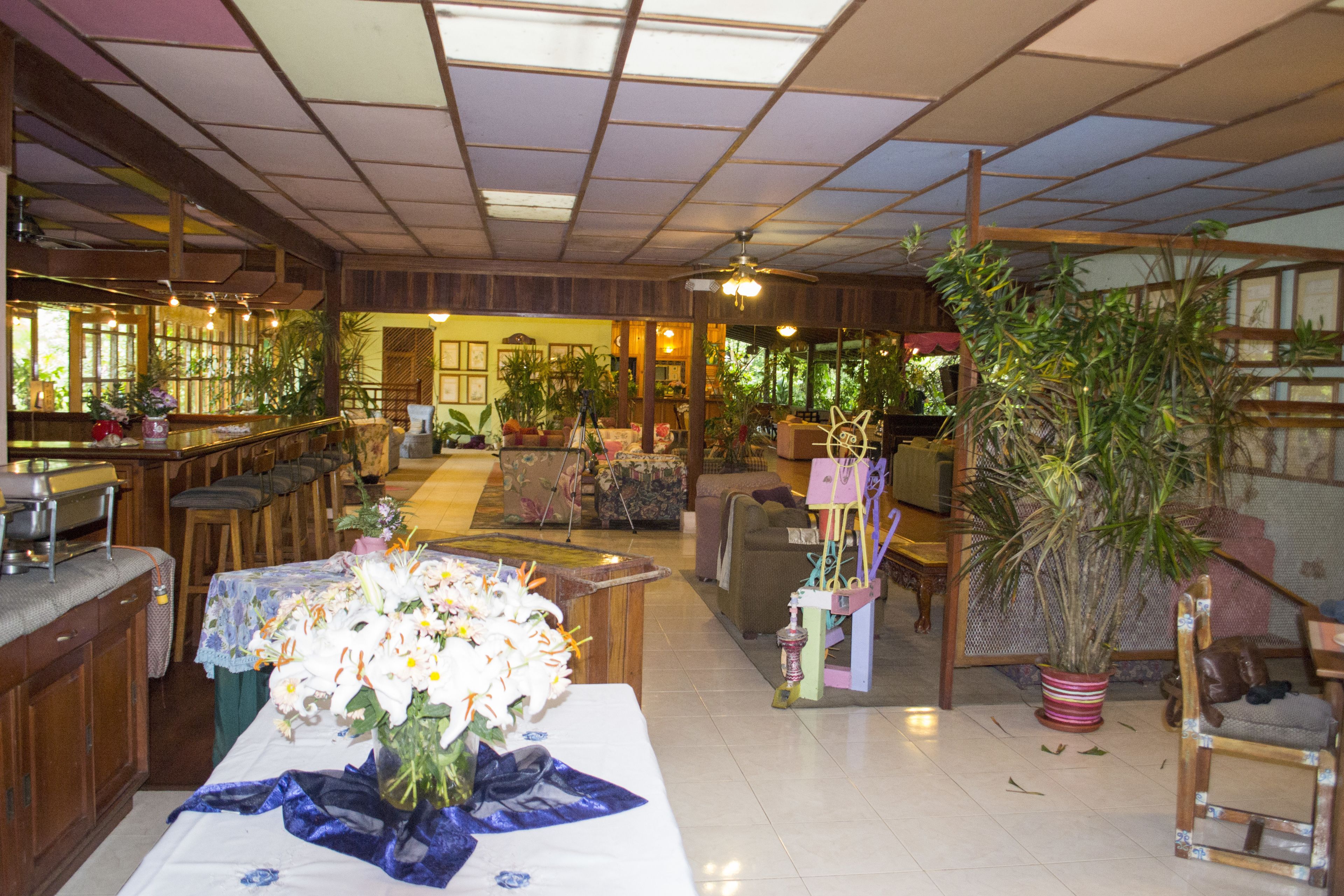 breakfast, lunch, dinner served; international cuisine