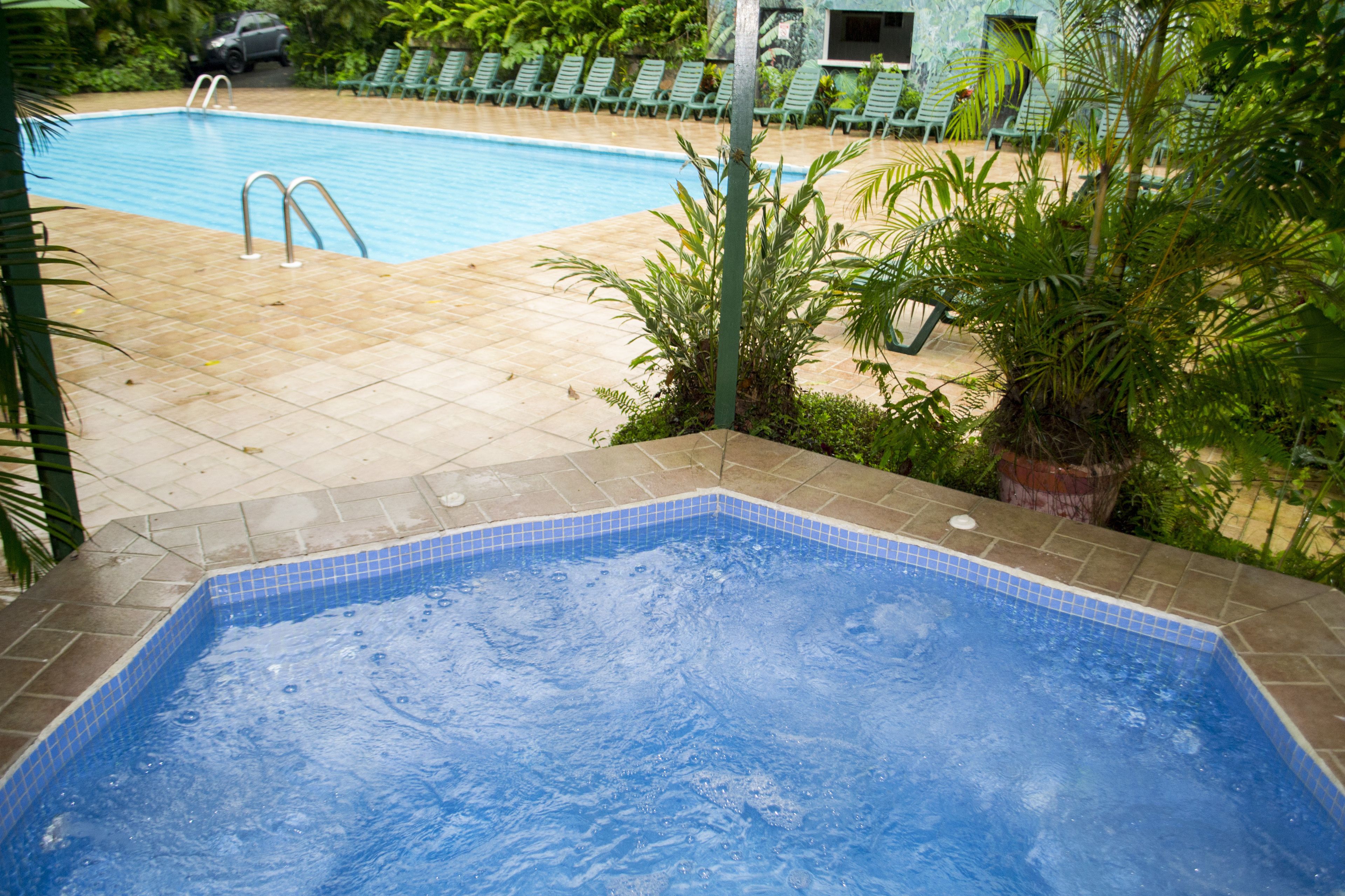 Bañera de hidromasaje cubierta