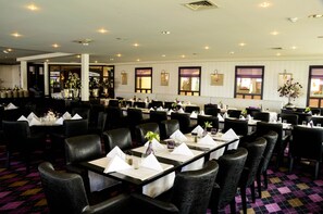Bữa sáng buffet hàng ngày (17.50 EUR/mỗi người)
