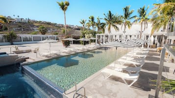 2 albercas al aire libre y sombrillas en la alberca