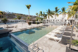 2 piscinas al aire libre, sombrillas