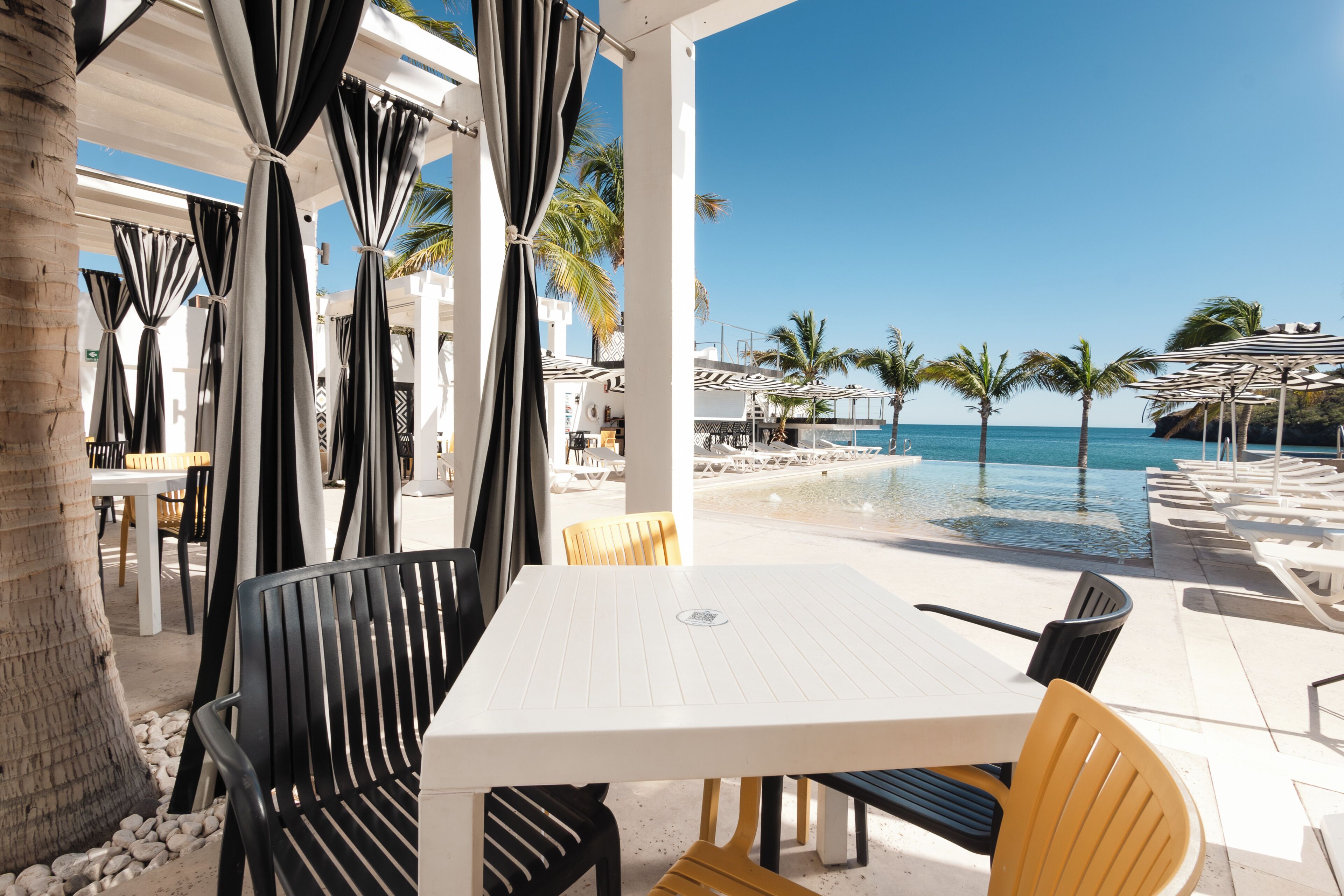 2 albercas al aire libre y sombrillas en la alberca 