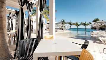 2 albercas al aire libre y sombrillas en la alberca