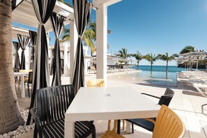 2 albercas al aire libre y sombrillas en la alberca 