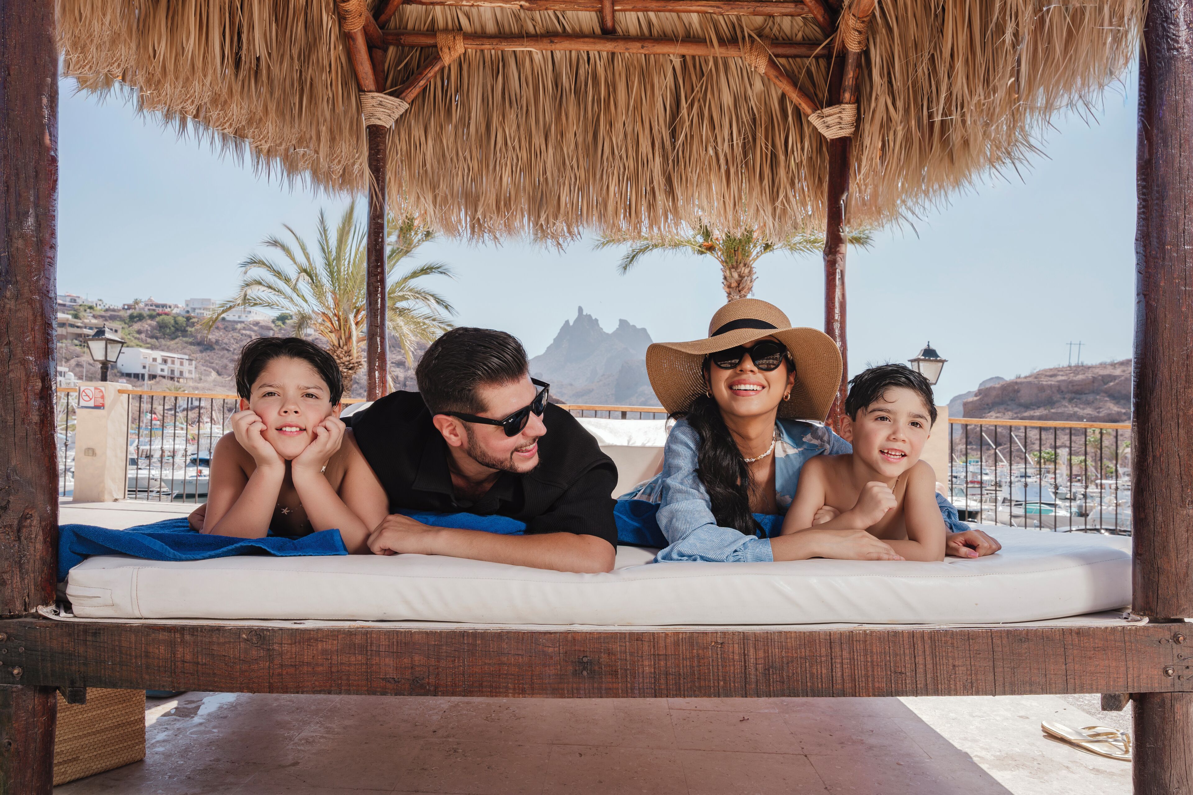 2 utomhuspooler med öppettider 07.00 till 21.00, och parasoller