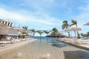 2 piscinas al aire libre, sombrillas