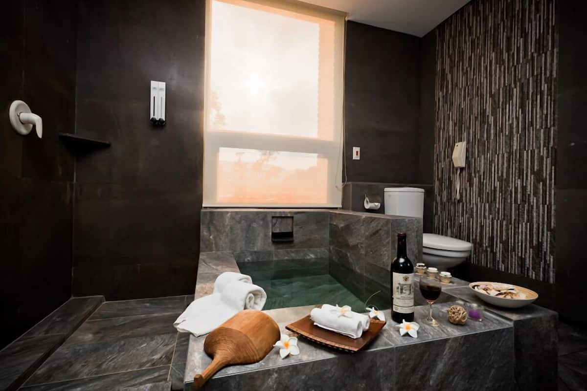 Habitación estándar, 1 cama doble | Baño | Ducha y bañera combinadas y bañera de agua termal