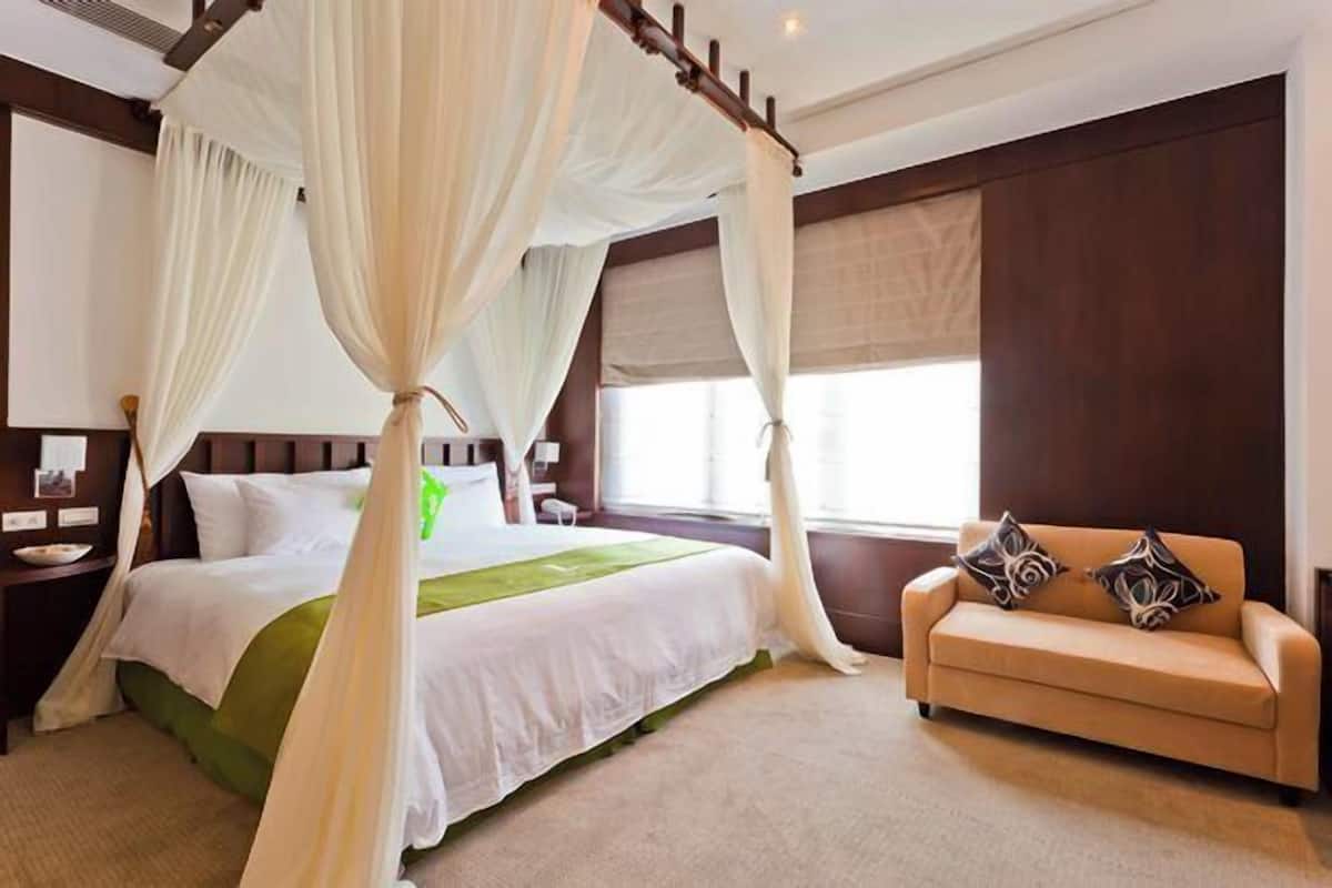 Minibar, in-room safe, desk, blackout drapes