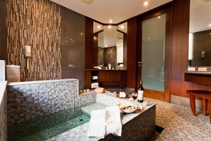 Combined shower/bathtub, spring water bathtub, free toiletries - The Loft Seaside Suites (New Taipei City)