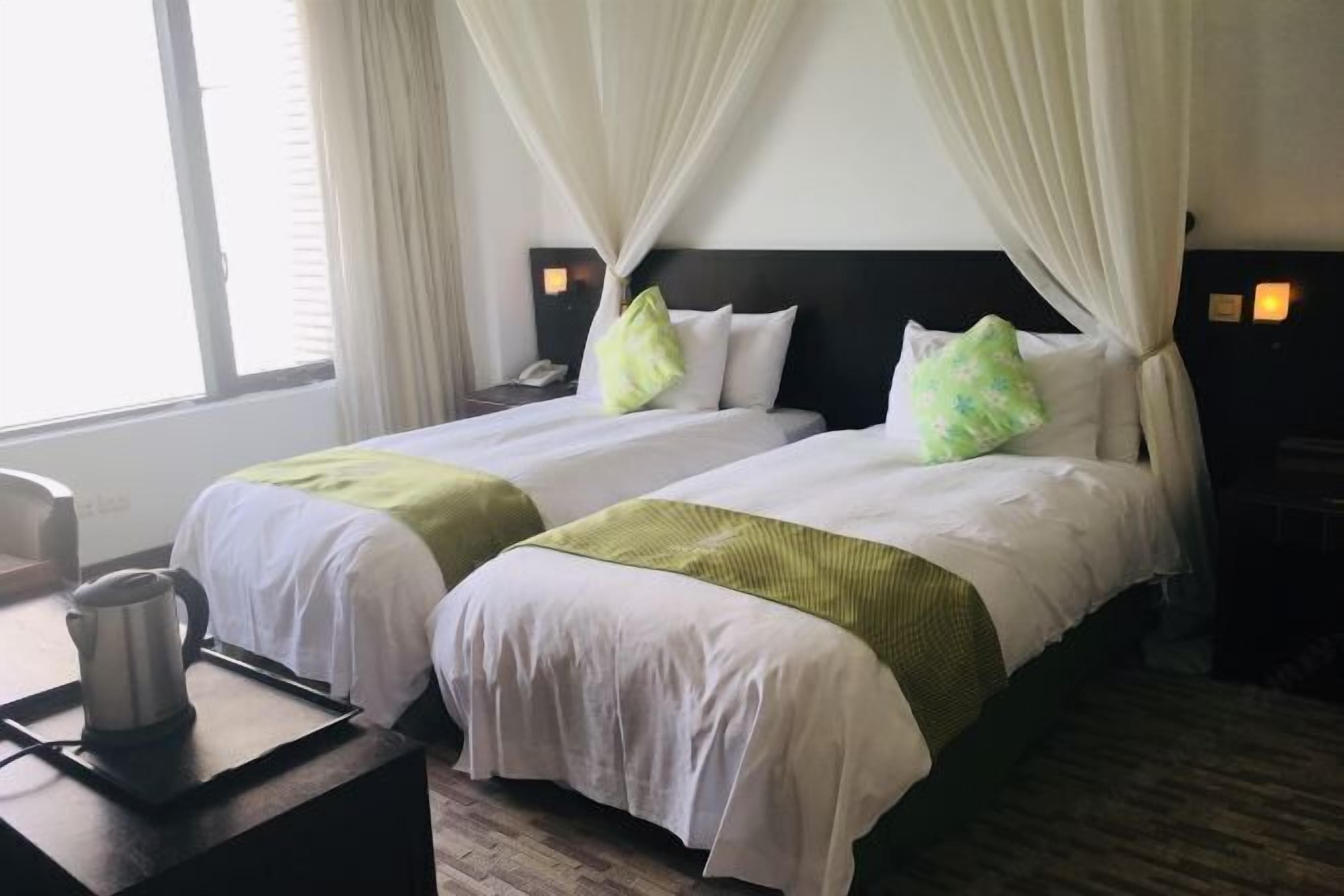 迷你吧、房內夾萬、書桌、遮光窗簾/窗簾