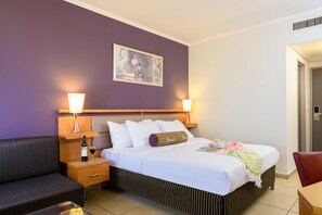 Minibar, in-room safe, desk, blackout drapes - Leonardo Club Hotel Eilat - All Inclusive (Eilat)
