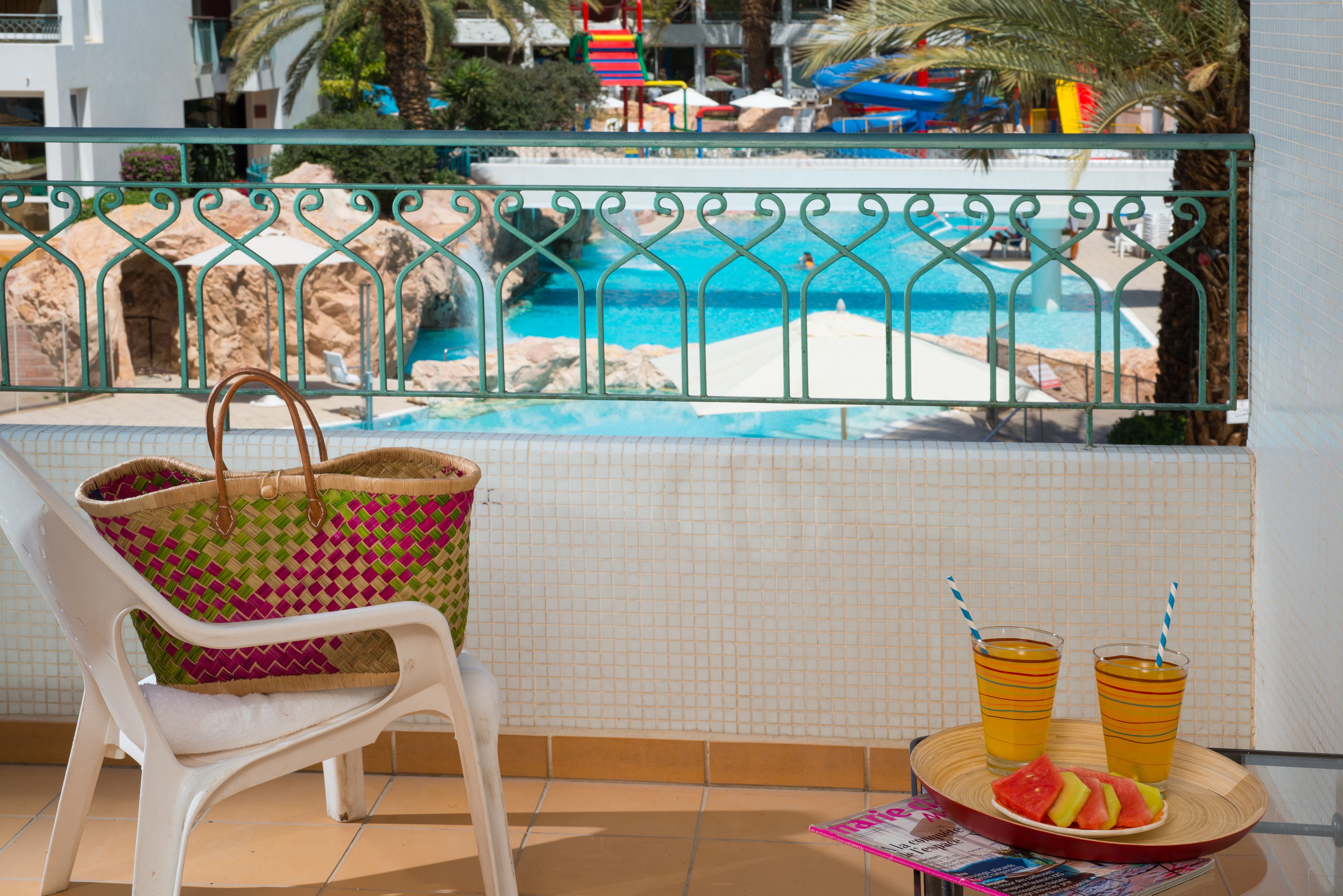 Superior kamer, uitzicht op zwembad | Een minibar, een kluis op de kamer, een bureau, verduisterende gordijnen