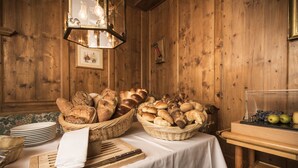 Breakfast area - Posthotel Holiday Villa Arosa (Arosa)