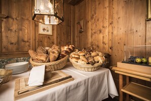 Breakfast area - Posthotel Holiday Villa Arosa (Arosa)