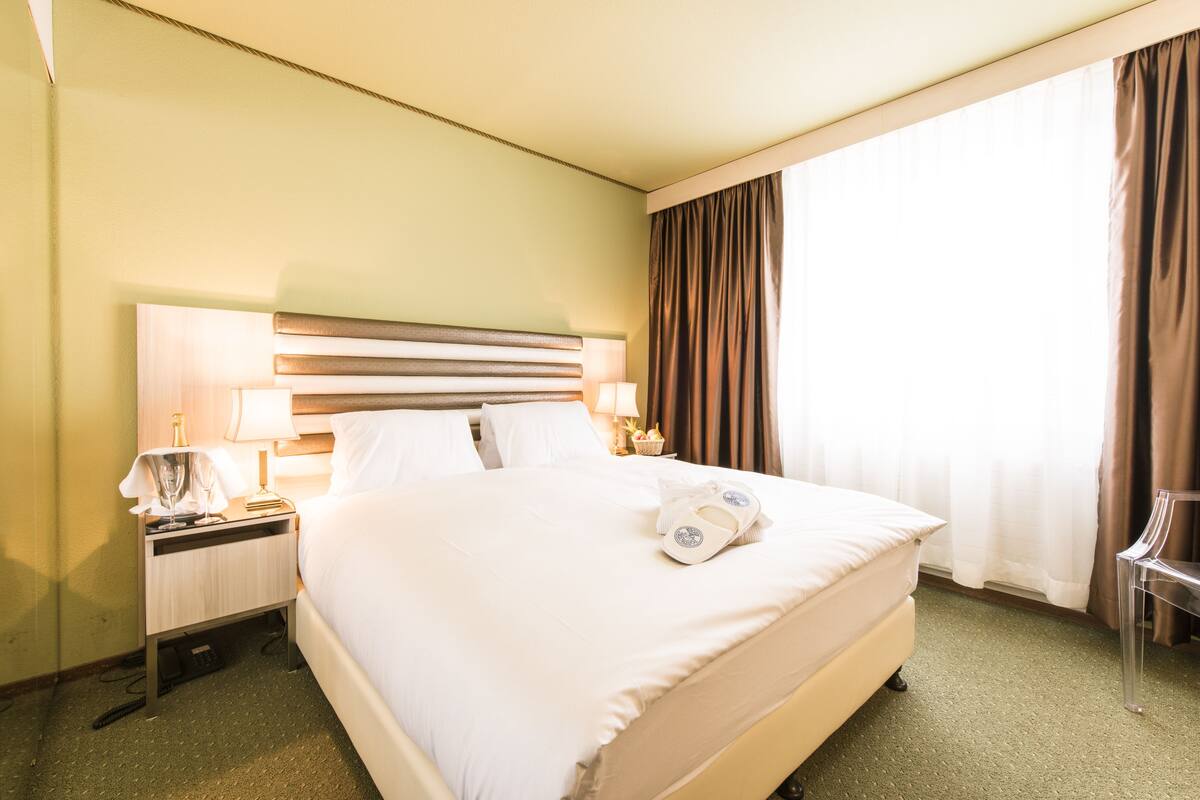 Economy Double Room | Minibar, cribs/infant beds, alarm clocks