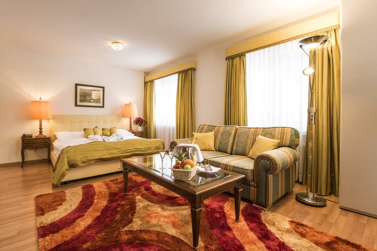 Junior Suite | Minibar, cribs/infant beds, alarm clocks