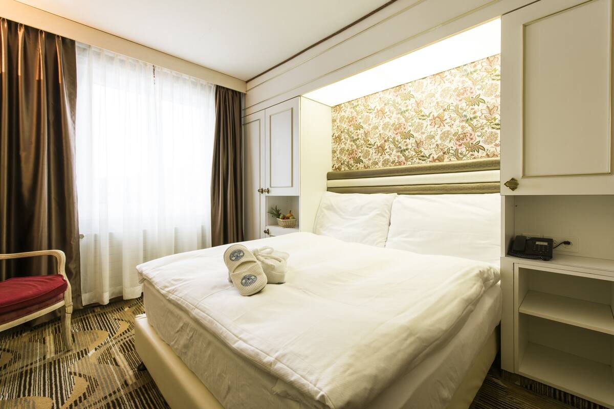 Minibar, cribs/infant beds, alarm clocks