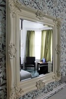 迷你吧、免费 WiFi、床单、闹钟