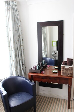 Minibar, free WiFi, bed sheets, alarm clocks - Hudsons (Brighton)