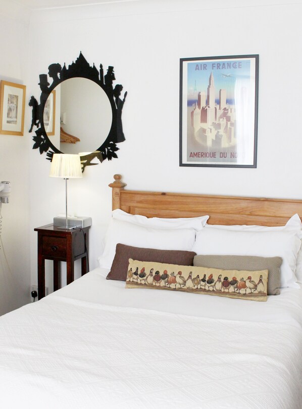 ميني بار وواي فاي مجانًا وملاءات أسرّة ومُنبهات