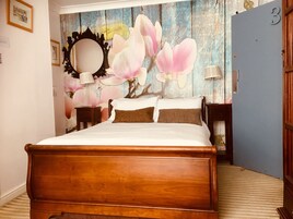 Minibar, wifi gratis, ropa de cama y despertador 